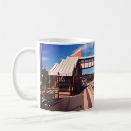 Bron vid station kaffemugg