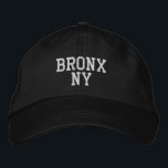BRONX NY Simple White on Black Broderad Keps<br><div class="desc">Minimalist BRONX NY Vit broderade på svart bomullshatt. Vit broderier är anpassade till andra färg-alternativ genom att klicka på knappen "Redigera design" verktyg. Du kan också välja färg på huvudobjektssidan.</div>