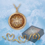 Bronze Ein Od Milvado på Guld Mandala Guldpläterat Halsband<br><div class="desc">Överraska henne med denna bedövande guld mandala med Hebrew ord,  Ein Od Milvado,  översatt till "Det finns ingen annan än Him (Hashem)". Skapa en presentuppsättning med matchande smyckeskrin. Du kommer att bli imponerad av högkvalitativ och levande utskrift av färg.</div>