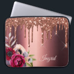 Bronze glitter drip metalliska blommigtar av koppa laptop fodral<br><div class="desc">Faux bronze glitter drop,  målardropp se ut på faux metallic tittar bakgrund. Färgad Flowers i Burgundy och ro guld. Mall för ditt namn. Namn i ro guld är skrivet med ett modernt och trendig handskrivet stil-skript.</div>