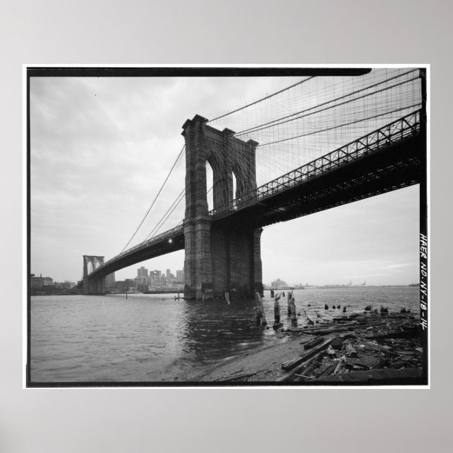 Brooklyn Bridge Black and White Photograph Poster (Framsidan)