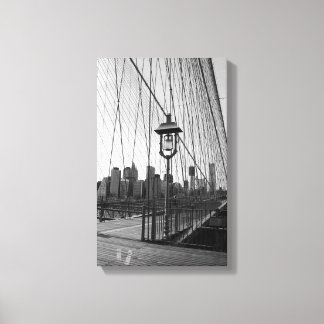 Brooklyn Bridge Lamp i B&W på arbetsyta Canvastryck