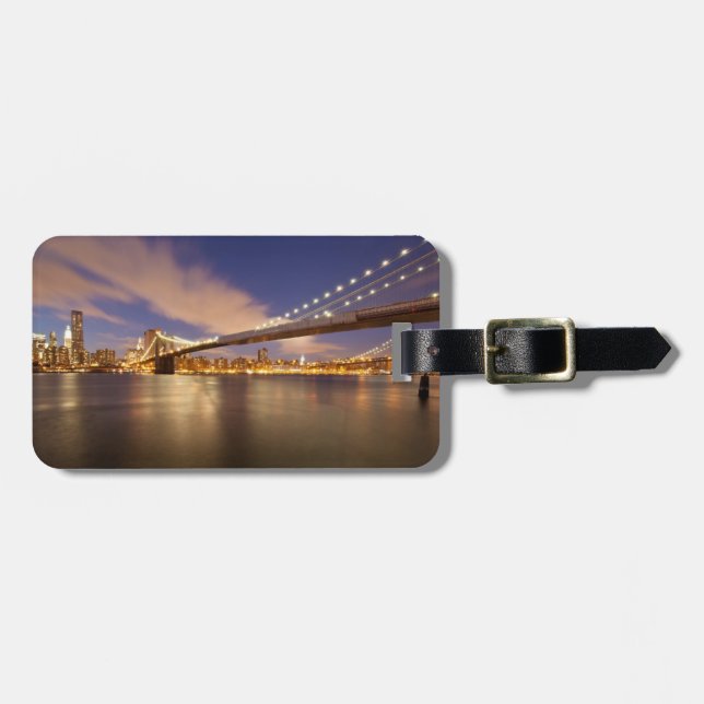 Brooklyn Bridge och Manhattan på natten. Bagagebricka (Horisontell Framsida)