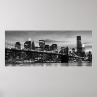 Brooklyn Bridge och Manhattan Skyline vid Nattens 
