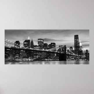 Brooklyn Bridge och Manhattan Skyline vid Nattens  Poster