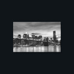 Brooklyn Bridge på natten, New York City Canvastryck<br><div class="desc">Brooklyn Bridge och Manhattan Skyline på natten,  New York City</div>