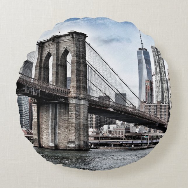 BROOKLYN BRIDGE UNDER DAGEN RUND KUDDE (Framsidan)