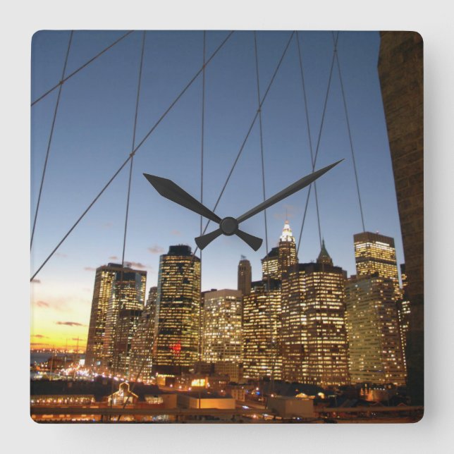 Brooklyn Bridge vid Dusk med Manhattan Skyline Fyrkantig Klocka (Framsida)