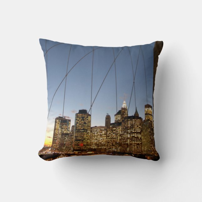 Brooklyn Bridge vid skymning med Manhattan-siluett Kudde (Framsida)