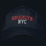 BROOKLYN NYC på flottan Broderad Keps<br><div class="desc">BROOKLYN NYC röd och ljusblå färgad broderi på marin bomullshatt. Embroidery är anpassade till andra färg-alternativ genom att klicka på knappen "Redigera design" verktyg. Du kan också välja färg på huvudobjektssidan.</div>