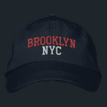 BROOKLYN NYC på flottan Broderad Keps<br><div class="desc">BROOKLYN NYC röd och ljusblå färgad broderi på marin bomullshatt. Embroidery är anpassade till andra färg-alternativ genom att klicka på knappen "Redigera design" verktyg. Du kan också välja färg på huvudobjektssidan.</div>