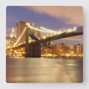 Brooklyn överbryggar och Manhattan på natten Fyrkantig Klocka