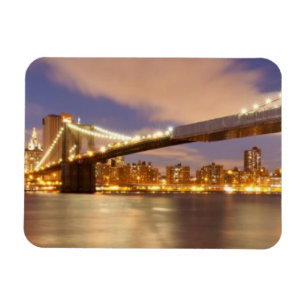Brooklyn överbryggar och Manhattan på natten Magnet