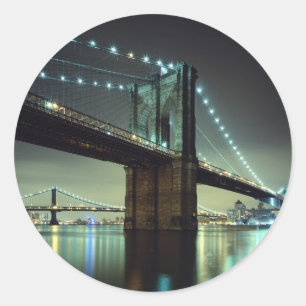 Brooklyn överbryggar på natten Manhattan Runt Klistermärke