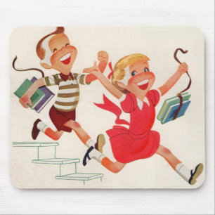 bror och syster på väg till skolan musmatta