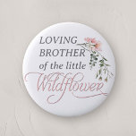 Bror till en liten Wildblomme Flicka Shower Knapp<br><div class="desc">Vi firar din lilla annons med vår "Rosa Wildblomme Flicka Shower Button Pin", en perfekt som tillägg till en babydusch med sin charmerande vildblomma och rosa tema. Den här snyggt designade knappnålen har ord 'Wildblomma' i elegant, klassisk kalligrafi, som är försedd med en delikat vattenfärgsblomma från rosa överst, och lägger...</div>