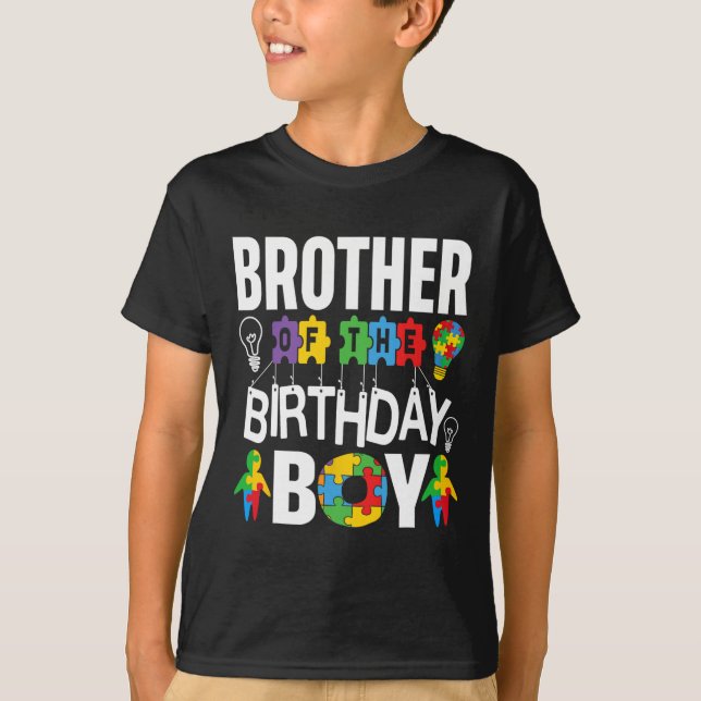 Bror till födelsedagspojken Autism T Shirt (Framsida)