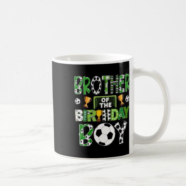 Bror till födelsedagspojken fotbollsspelare spelda kaffemugg (Höger)