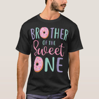 Brorson till den söta ettårsfirande matchande t shirt