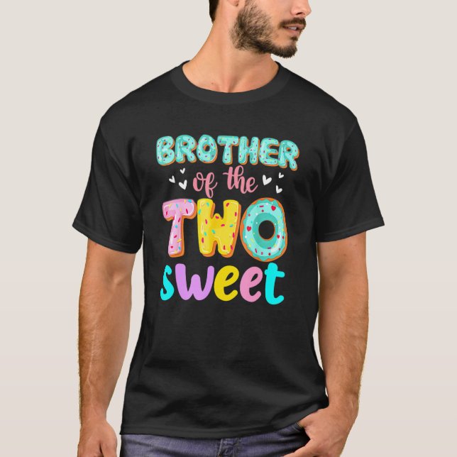Brother Of The Two Sweet Donut Birthday Family The T Shirt (Framsida)
