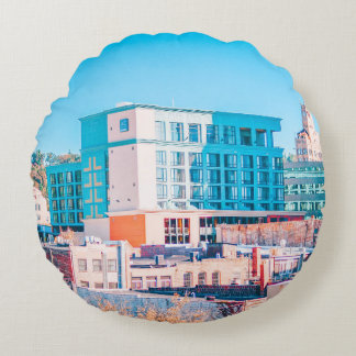 BROTT OCH VITKONCRET BYGGNAD UNDER BLÅ HIMMEL RUND KUDDE