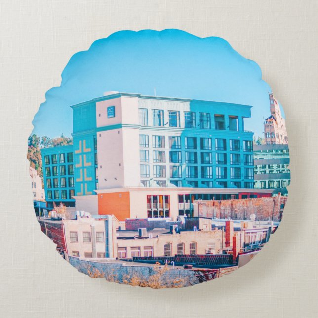 BROTT OCH VITKONCRET BYGGNAD UNDER BLÅ HIMMEL RUND KUDDE (Framsidan)