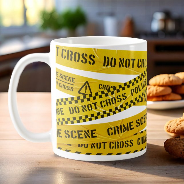 Brottsplatsen är inte kor gult polis rand kaffemugg (Skapare uppladdad)