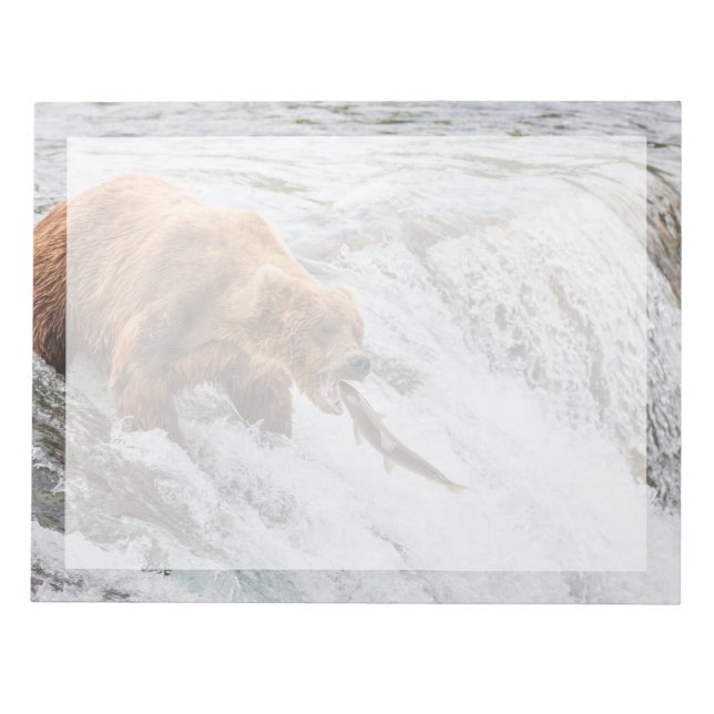 Brown Bear Catches Red Salmon Anteckningsblock (Framsida)