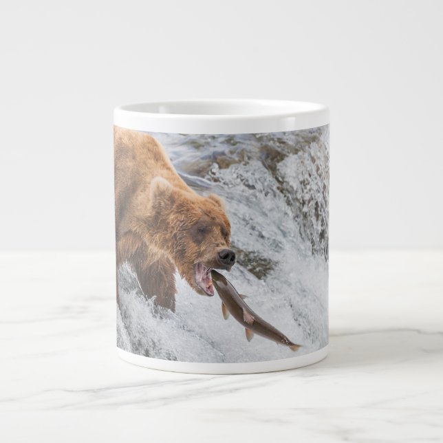 Brown Bear Catches Red Salmon Jumbo Mugg (Framsidan)