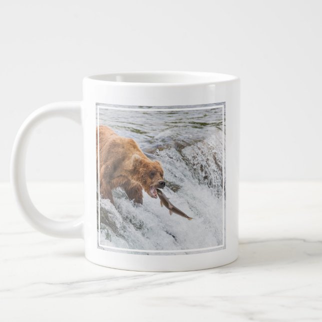 Brown Bear Catches Red Salmon Jumbo Mugg (Vänster)