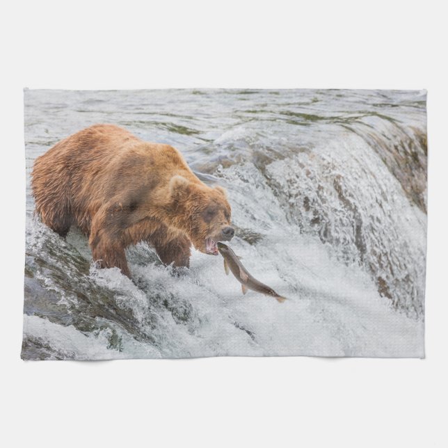 Brown Bear Catches Red Salmon Kökshandduk (Horisontell)