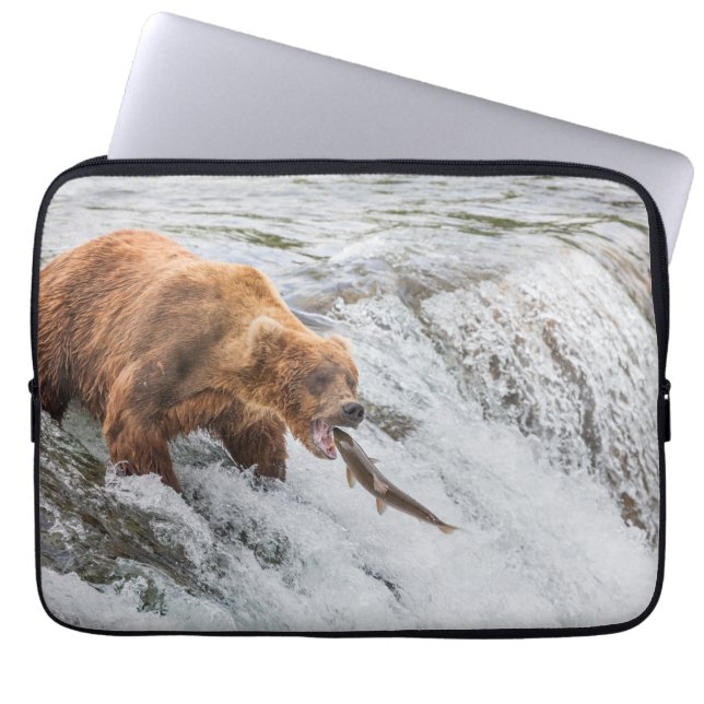 Brown Bear Catches Red Salmon Laptop Fodral (Framsidan)