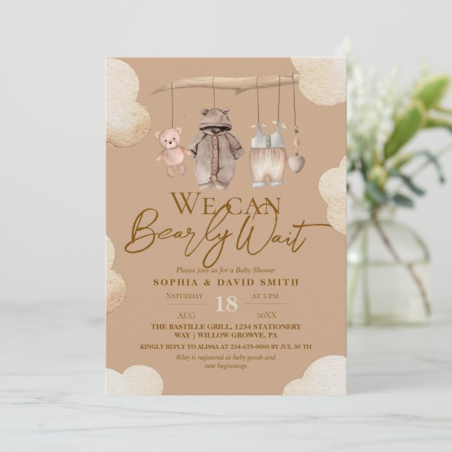Brown Bear Clothes Baby Shower Invitation Inbjudningar (Stående Fram)