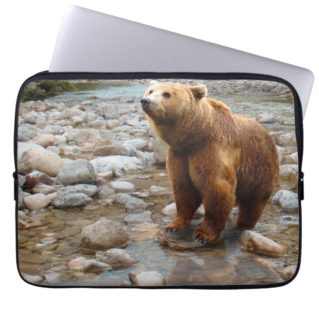 Brown Bear in Stream Laptop Fodral (Framsidan)