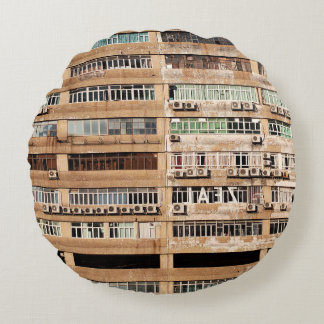 BROWN CONRETE BYGGNAD RUND KUDDE