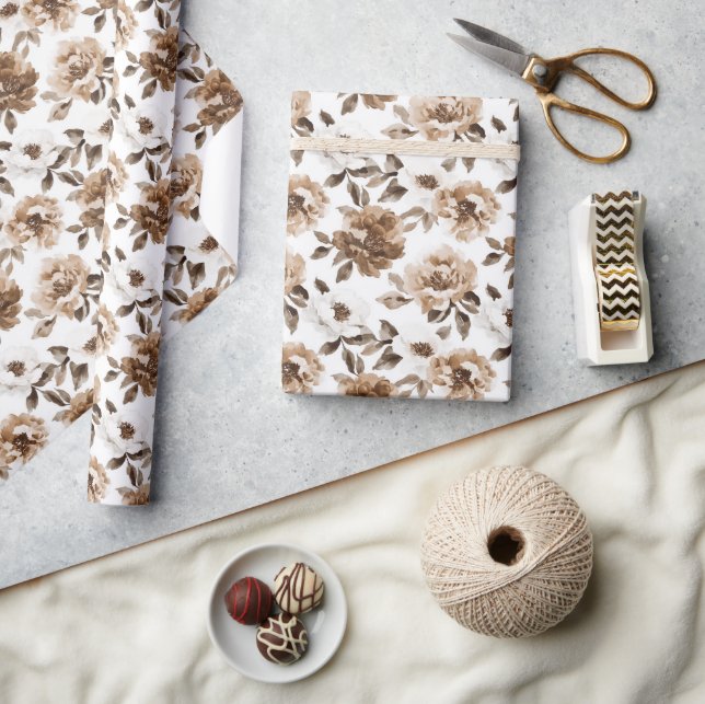 Brown Cream White Flowers Birthday Presentpapper (Hantverk)