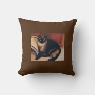 Brown dekorativ kudde med siamesisk kattdesign.