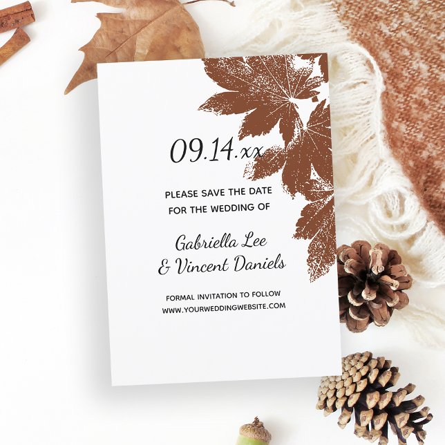 Brown Fall Löv Frimärke Bröllop spara datum Datumet (Fall in Love with this natural woodland wedding save the date announcement.)