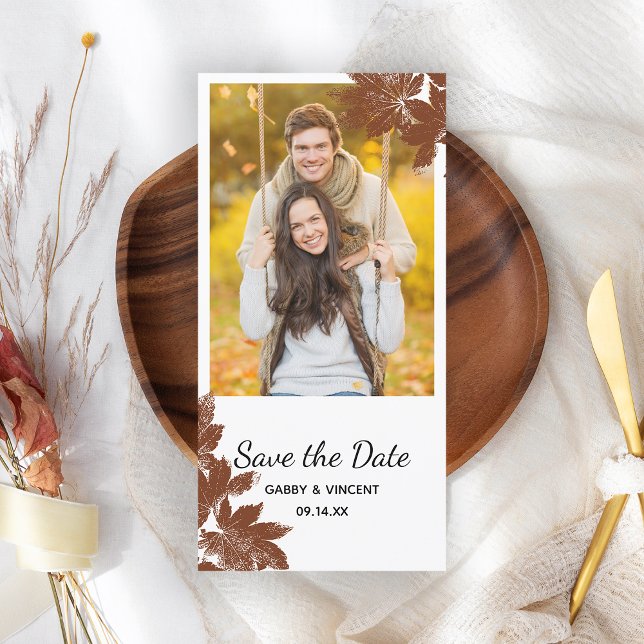 Brown Fall Maple Löv Frimärke Bröllop spara datum Datumet (Fall in Love with this woodsy Autumn Leaves save the date photo card.)