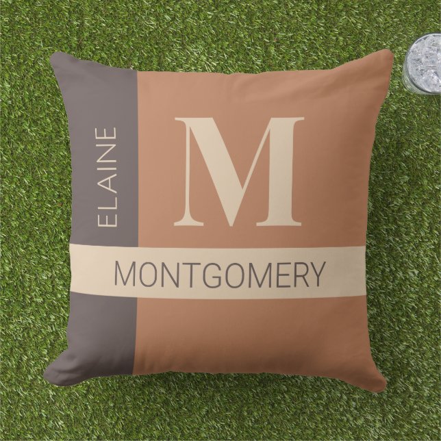 Brown Färg Block Monogram Pillow Kudde (Gräs)
