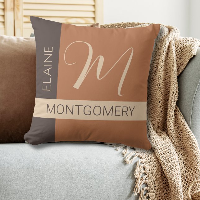 Brown Färg Block Monogram Pillow Kudde (Skapare uppladdad)