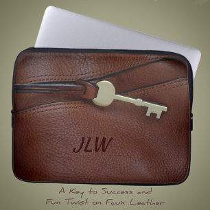 Brown Faux Leather med Nyckel och Monogram Laptop Fodral