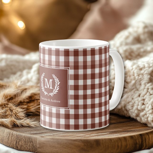 Brown Gingham Monogram Vapensköld Anpassningsbar Kaffemugg (Brown Gingham Monogram Crest Custom Coffee Mug)
