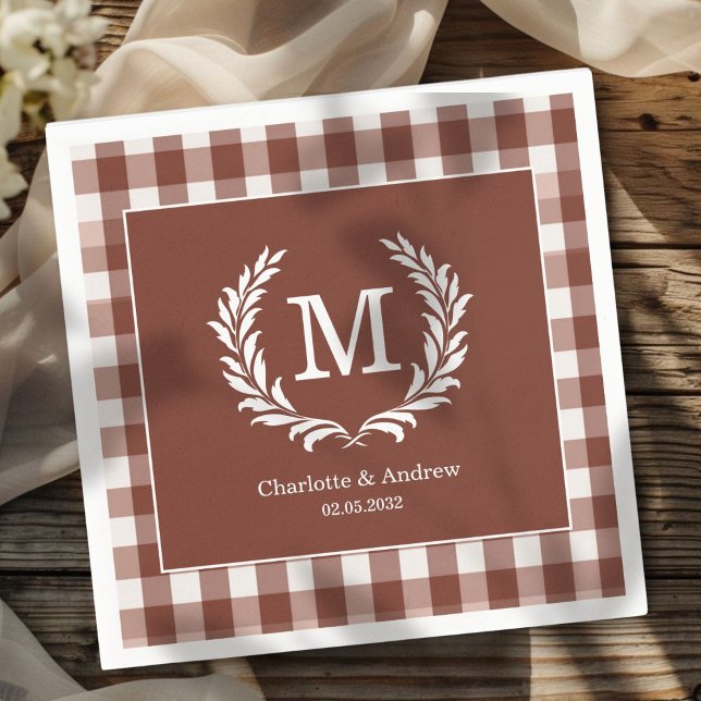 Brown Gingham Monogram Vapensköld Anpassningsbar Pappersservett (Brown Gingham Monogram Crest Custom Napkins with your Monogram, names and Date.)