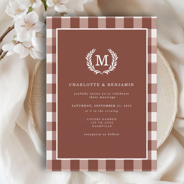 Brown Gingham Monogram Vapensköld Inbjudningar (Brown Gingham Monogram Crest Invitation. Print & Instant Download.)