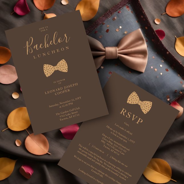 Brown Guld Roligt Polka dots Bow Bachelor Luncheon Inbjudningar (Brown & Fake Gold Chic Funny Bow Tie with Polka Dots Bachelor Luncheon Invitation with Envelope.)
