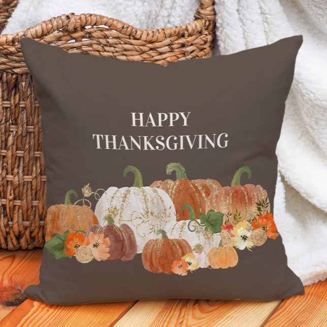 Brown Happy thanksgiving Orange White Pumpkins Kudde (Rustic brown "Happy Thanksgiving" pillow with orange and white pumpkins)
