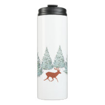 Brown Hjort under Snö omfattade Spruce Träd