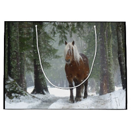 Brown Horse i en vinter-skog med Snö-fall