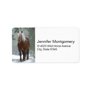 Brown Horse i en vinter-skog med Snö-fall Adressetikett